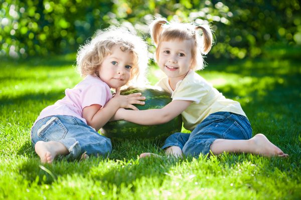 کودکان شاد با هندوانه در پارک بهار