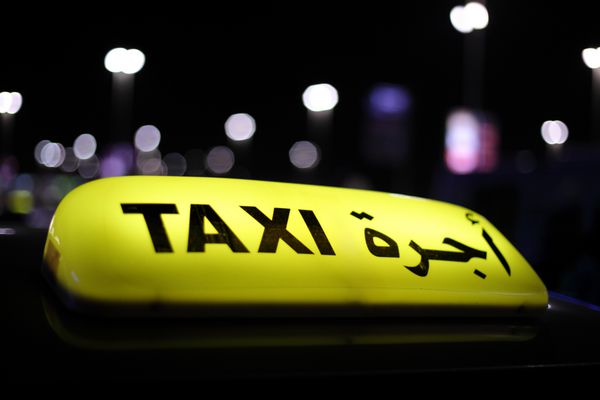 تاکسی در ابوظبی در شب امارات متحده عربی
