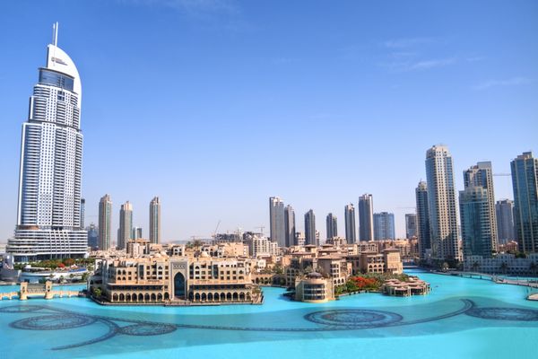 دبی امارات - 25 می دبی منظره مرکز شهر دبی و فواره رقصنده از بلندترین ساختمان جهان برج خلیفه در 25 مه 2011 در دبی امارات متحده عربی نمای روز