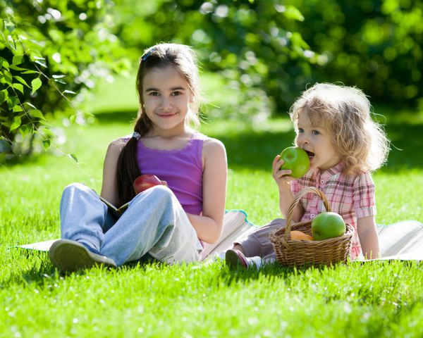 کودکان شاد در فضای باز در پارک بهار پیک نیک خانوادگی