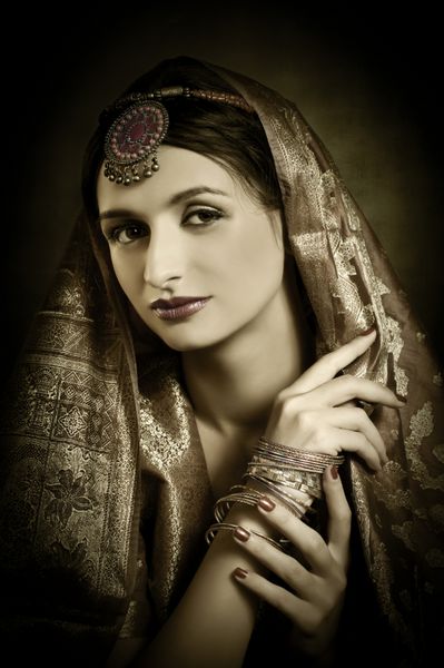 پرتره زیبا با لباس سنتی هندی