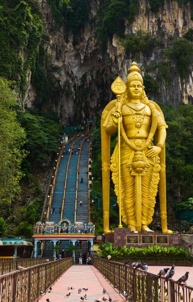 مجسمه خدای هندو موراگان در غارهای باتو کا لومپور مالزی