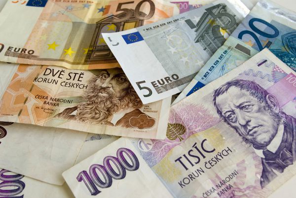 پول چک یا یورو؟