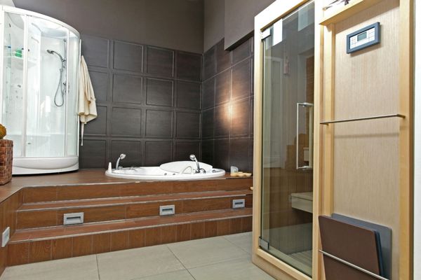 فضای داخلی حمام مدرن با سونا و وان ماساژ آبی