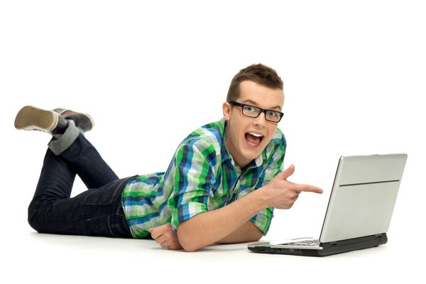پسر جوان با استفاده از لپ تاپ