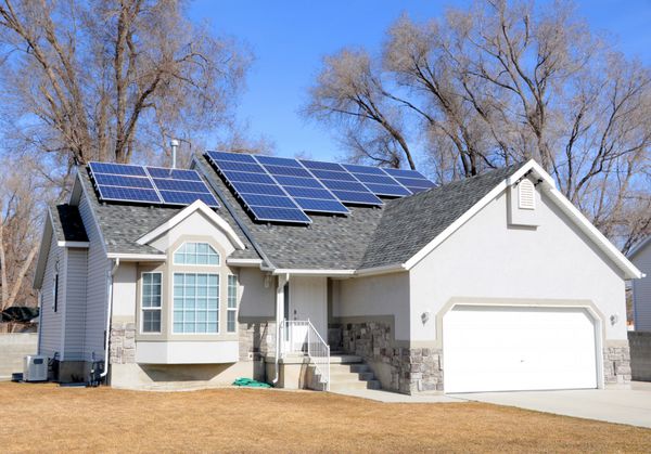 خانه با پنل خورشیدی