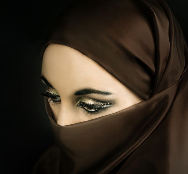 پرتره یک دختر جوان مسلمان