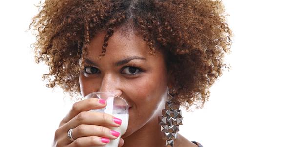 زن زیبا با یک لیوان شیر