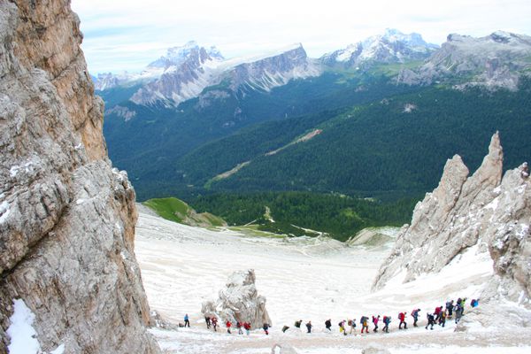 گروهی از کوهنوردان روی کوه دولومیت در ایتالیا