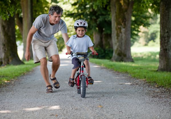 پدر به پسرش دوچرخه سواری می آموزد