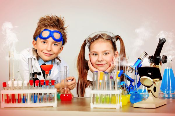 دو کودک در حال انجام آزمایش های علمی تحصیلات