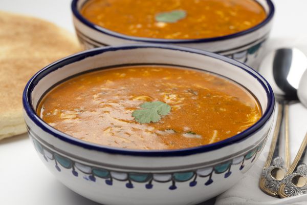 سوپ حریره مراکشی با گشنیز و نان