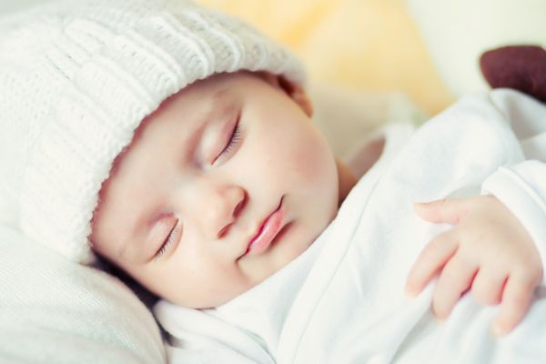 عکس نوزاد تازه متولد شده ای که روی یک پتو خوابیده است