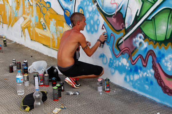 مادرید اسپانیا - سپتامبر 18 مرد ناشناس در اولین گرافیتی بین المللی و در 18 سپتامبر 2012 در مادرید اسپانیا با یک قوطی اسپری روی دیوار نقاشی می کند