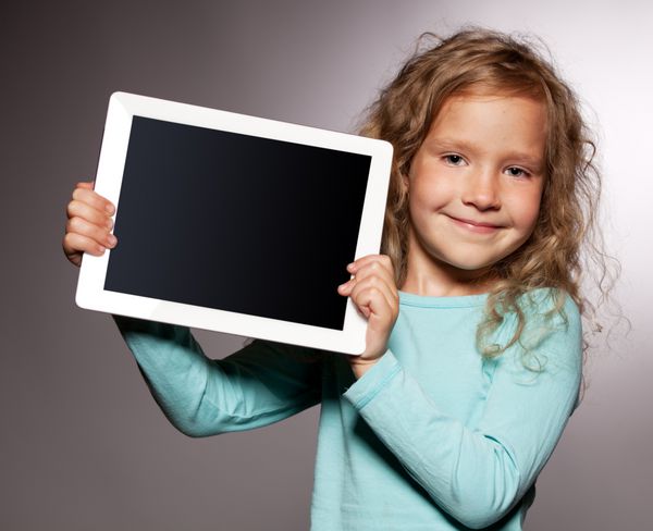 کودک شاد با رایانه لوحی بچه در حال نشان دادن