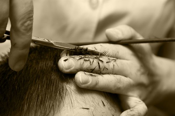 کوتاه کردن مو در قیچی بر