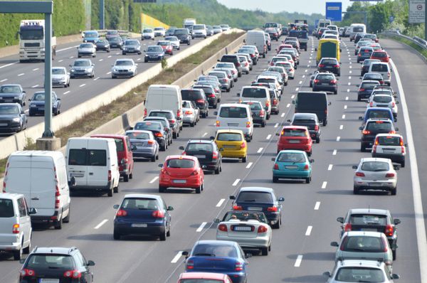 ترافیک در بزرگراه آلمان بحث فعلی در مورد اخذ عوارض برای خودروهای خارجی به دلیل ادعای نخست وزیر باواریا هورست سیهوفر