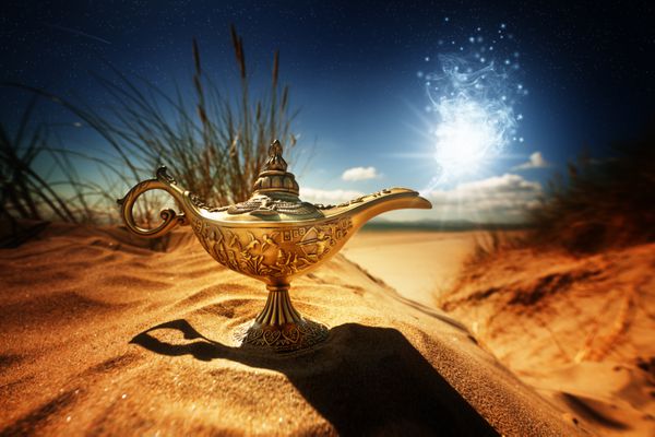 چراغ جادو در صحرا از داستان علاءالدین با جن ظاهر شدن در مفهوم دود آبی برای آرزو شانس و جادو