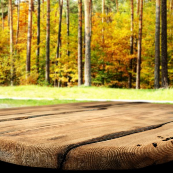 میز چوبی قدیمی با جنگل طلایی