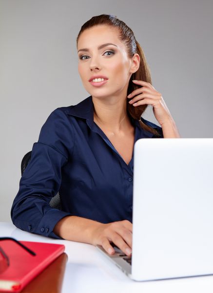 زن با لپ تاپ - جدا شده بر روی پس زمینه خاکستری