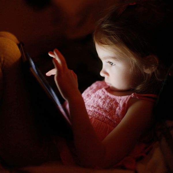 دختر کوچولوی دوست داشتنی روی تبلت دیجیتال