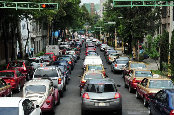 مکزیک سیتی - 24 فوریه 2010 ازدحام ترافیک در شهر مکزیک در سال 2012 23550000 وسیله نقلیه موتوری ثبت شده در مکزیک وجود داشت تخمین زده می شود که تا سال 2018 بیش از 35495000 وسیله نقلیه وجود داشته باشد