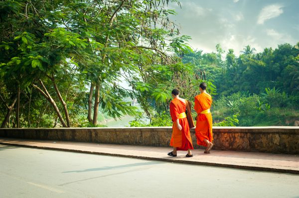 راهبان جوان بودایی در خیابان شهر لوانگ پرابانگ چشم انداز و مقاصد سفر لائوس