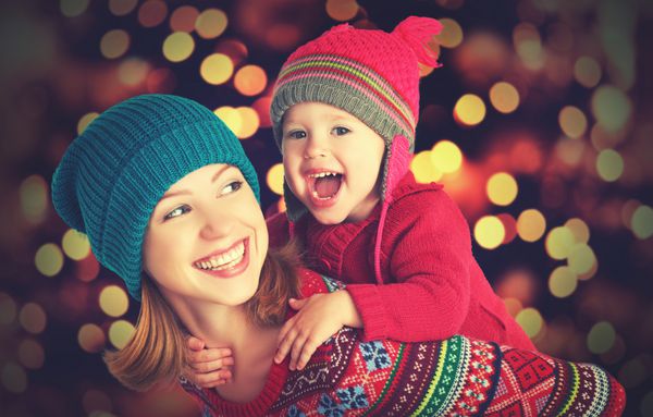مادر خانواده شاد و دختر کوچکش در زمستان برای تعطیلات کریسمس