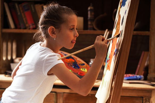 دختر جوان هنرمند نقاش با استعداد