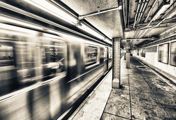 قطار متروی نیویورک در حال افزایش سرعت است