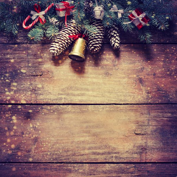 درخت کریسمس با تزئین روی تخته چوبی تیره
