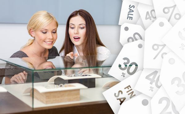 دو زن به ویترین با جواهرات در جواهرفروشی نگاه می کنند پس زمینه برچسب های فروش مفهوم ثروت و زندگی مجلل