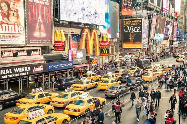 نیویورک - 22 دسامبر 2014 تاکسی ها و ازدحام ترافیک در مقابل مک دونالد در تایمز اسکوئر در منهتن نیویورک میدان تایمز یکی از پربازدیدترین جاذبه های گردشگری جهان است