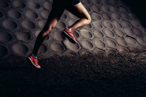 تمرین سخت دویدن نمای نزدیک از پاهای دونده زن جوان