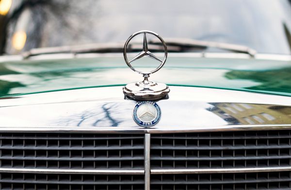 lviv اوکراین - 30 مارس mercedes-benz w115 200d سبز قدیمی منتشر شده در حدود 1973 در آلمان غربی پارک شده در خیابان levytskoho در 30 مارس 2015 در Lviv اوکراین