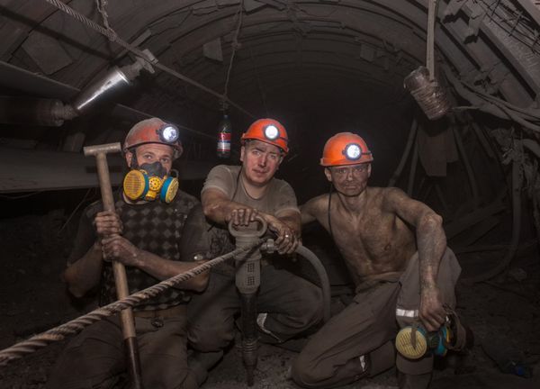 دونتسک اوکراین - مارس 14 2014 معدنچیانی که در معدن به نام آباکوموف در شرایط گرد و غبار زیر زمین کار می کنند