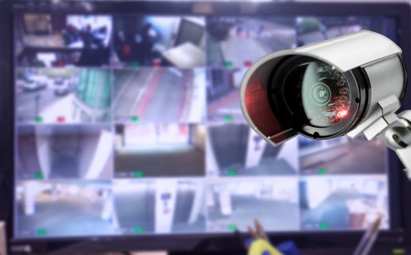 مانیتور دوربین مدار بسته امنیتی در ساختمان اداری