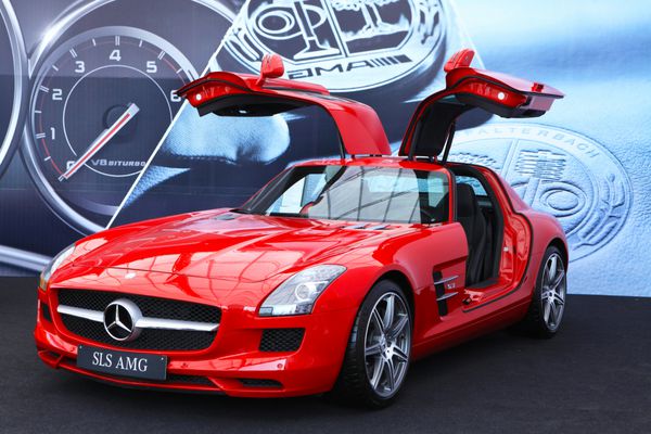 هانوی ویتنام - 15 مه 2015 خودروی مرسدس بنز sls amg با درهای باز چرخشی که در رویداد عمومی آکادمی رانندگی مرسدس بنز نشان داده شده است