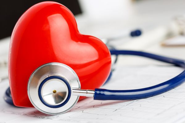 گوشی پزشکی و قلب اسباب بازی قرمز در نزدیکی نمودار کاردیوگرام خوابیده است کمک پزشکی پیشگیری پیشگیری از بیماری یا مفهوم بیمه مراقبت های قلب و عروق بهداشت حفاظت و پیشگیری