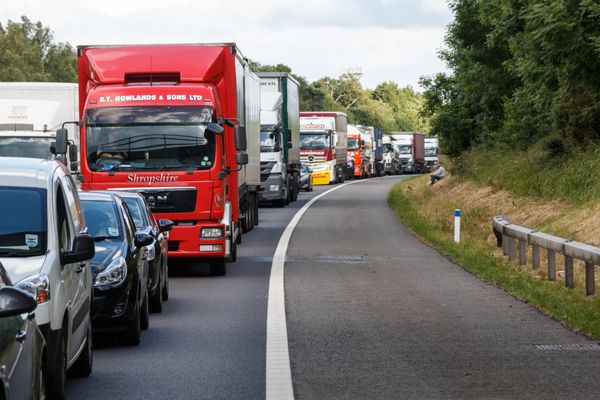 Warwickshire UK - 28 ژوئن 2015 وسایل نقلیه ثابت در ترافیک بزرگراه پس از تصادف بزرگراه این اتفاق در جاده m40 در انگلستان رخ داد