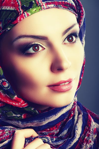 زن زیبای عربی با روسری مد لباس رترو