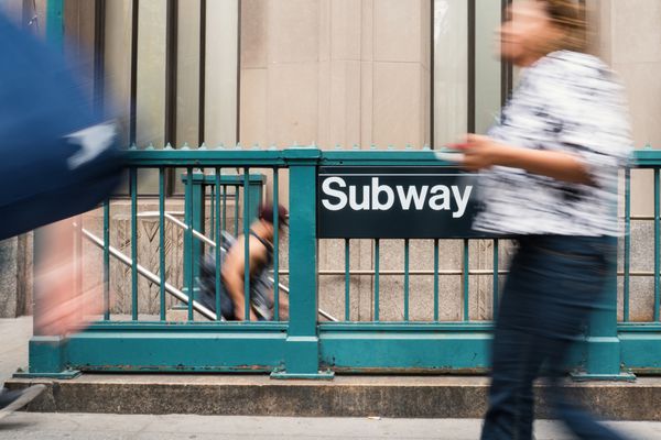 افرادی که جلوی ورودی مترو نیویورک راه می‌روند تار شده است مترو nyc یکی از قدیمی ترین و گسترده ترین سیستم های حمل و نقل عمومی در جهان است که دارای 468 ایستگاه است