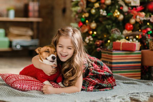 دختر کوچولو و سگ مبارک در کریسمس