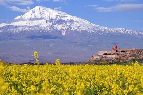 خور ویراپ یک صومعه کلیسای حواری ارمنی است که در دشت آرارات نزدیک مرز بوقلمون واقع شده است