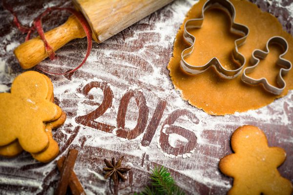 تبریک سال نو مبارک 2016 ساخته شده از مواد و ظروف پخت و پز برای شیرینی زنجفیلی هنر غذای شیرین روح کریسمس