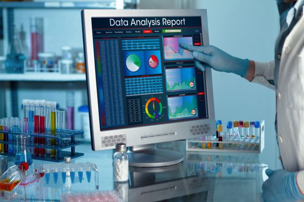 تجزیه و تحلیل دانشمند داده در آزمایشگاه با یک محقق توسعه پروژه صفحه نمایش در حال لمس صفحه نمایش داده های گزارش تحقیق