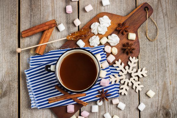 طبیعت بی جان غذا و نوشیدنی مفهوم فصلی و تعطیلات شکلات خانگی با مارشمالو در یک لیوان روی میز چوبی روستایی فوکوس انتخابی نمای بالا