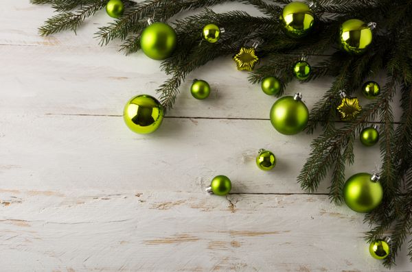 تزئینات کریسمس توپ های سبز شاخه های صنوبر در زمینه چوبی سفید کپی sp تزئین کریسمس زیور کریسمس کریسمس مبارک