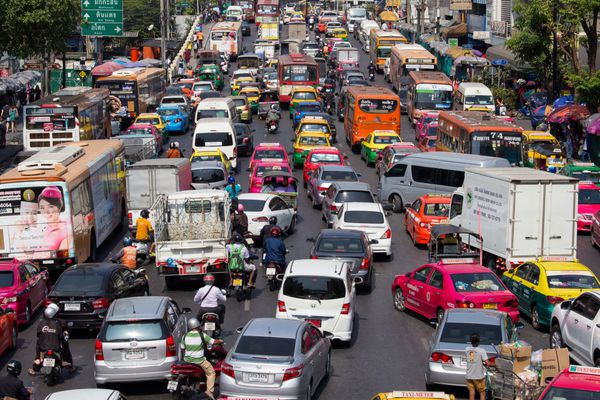 بانکوک تایلند - 22 ژانویه 2015 ترافیک به آرامی در امتداد جاده ای شلوغ در بانکوک تایلند حرکت می کند سالانه حدود 150000 خودروی جدید به خیابان‌های بانکوک می‌پیوندند که به شدت شلوغ شده است