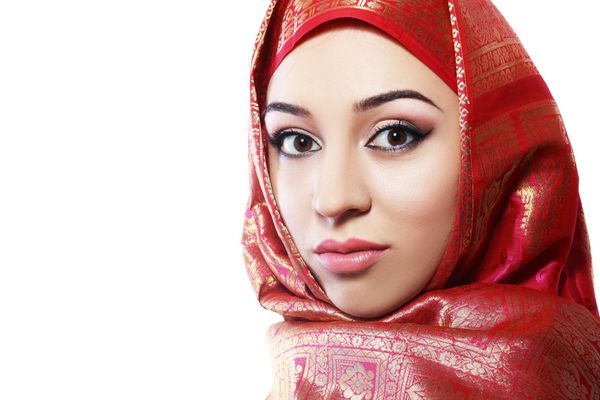 پرتره مد زن جوان مسلمان زیبا با روسری مشکی جدا شده در پس زمینه سفید